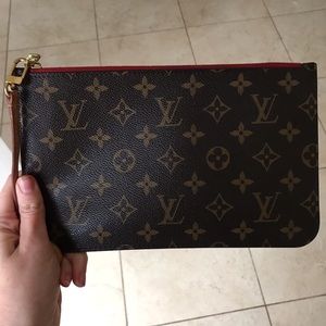 💕SOLD💕LV Neverfull MM Pochette